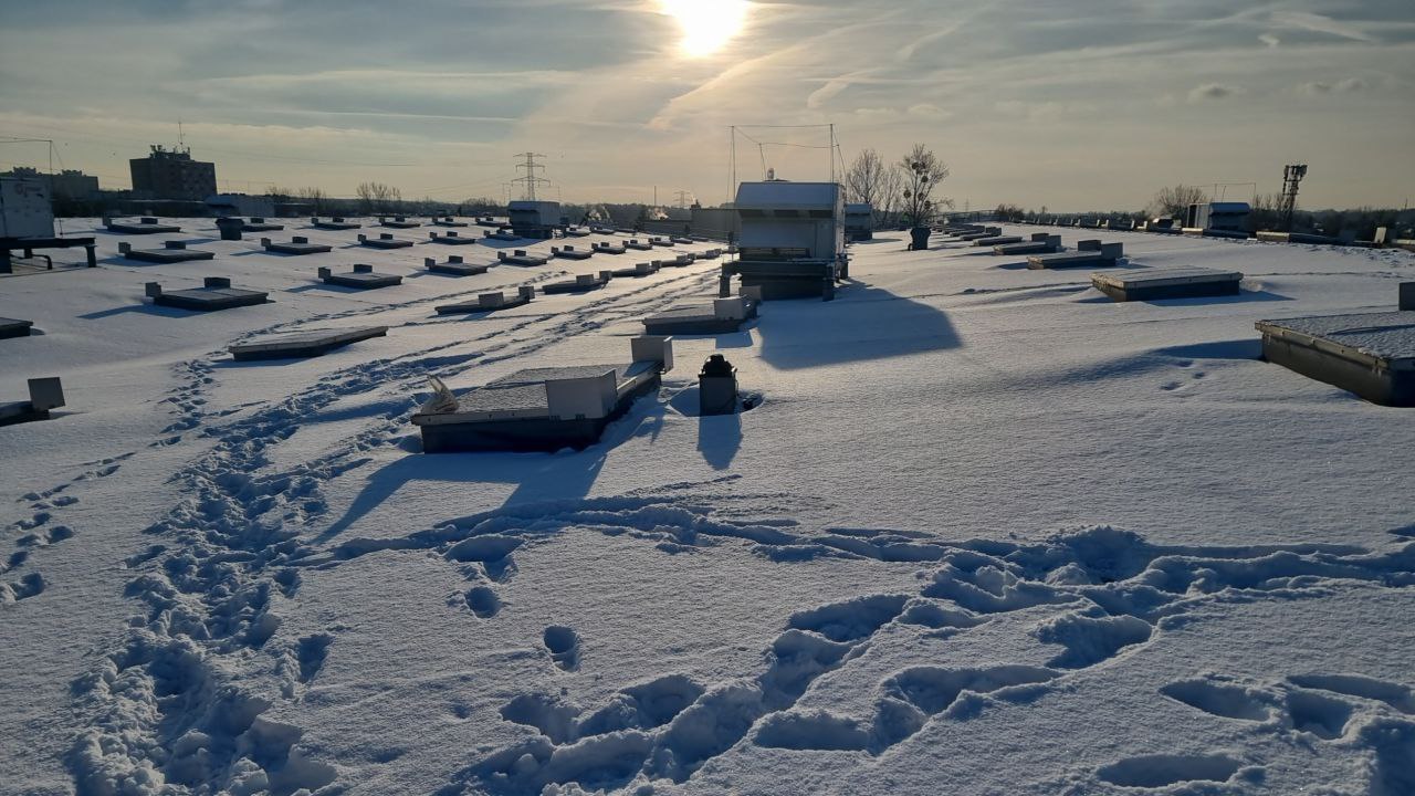 Zalegający śnieg na dachu przed odśnieżaniem